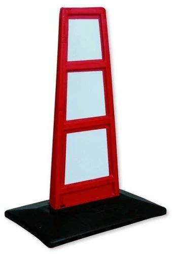 Delineatori Raffigurati Sono Posti Su Strada A Doppio Senso