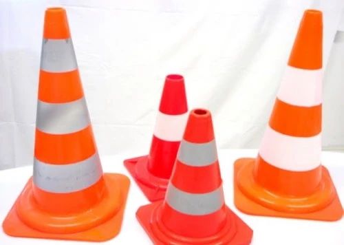 Delineatori Raffigurati Sono Posti Su Strada A Doppio Senso